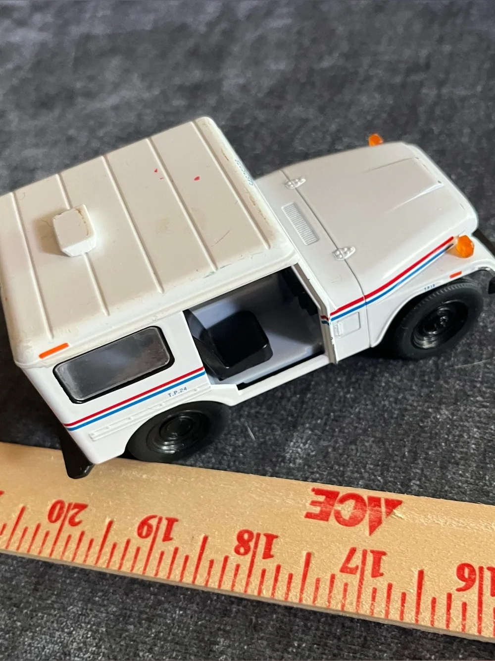 Kinsmart 1:26 Diecast 1971 Jeep DJ-5B Delivery Truck White U.S. Mail Model